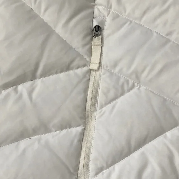 Eddie Bauer XXL Women's White Quilted Vest with Faux Fur Trim - Picture 6 of 12